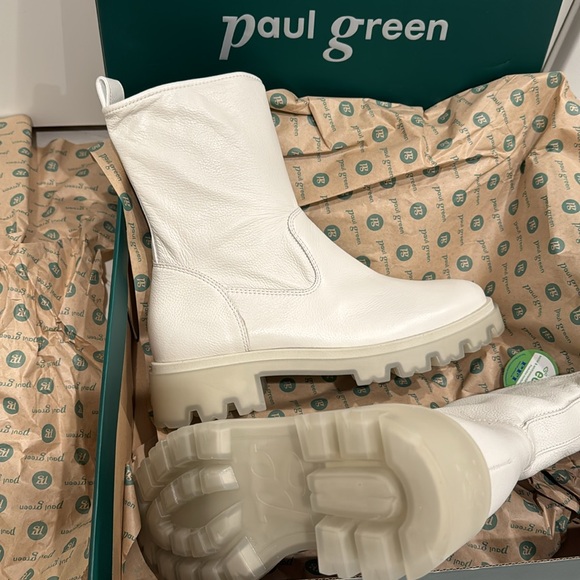 White/ off whleather boot. Brand new with Box Women’s US sizes. COLOR: Off white